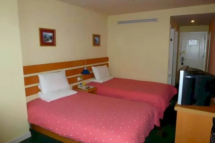 Room 4 of 9