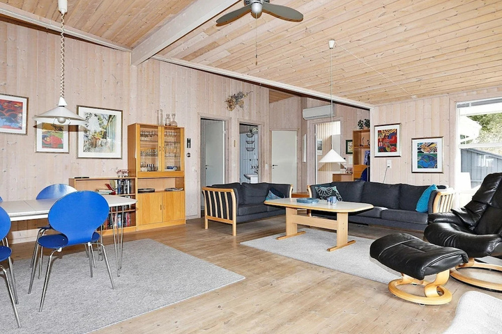 Room 9 of 18