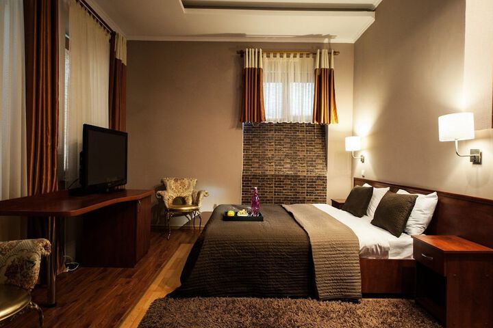 Room 8 of 38