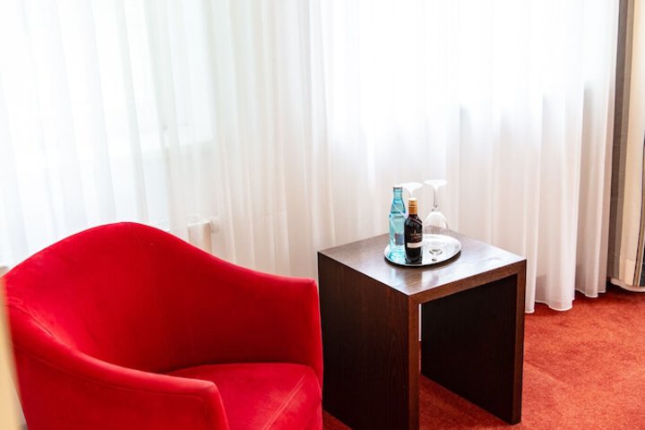 Room 4 of 77