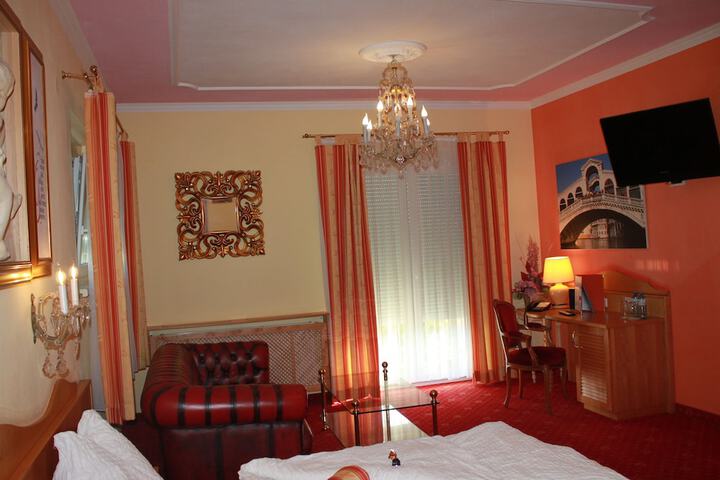 Room 4 of 8