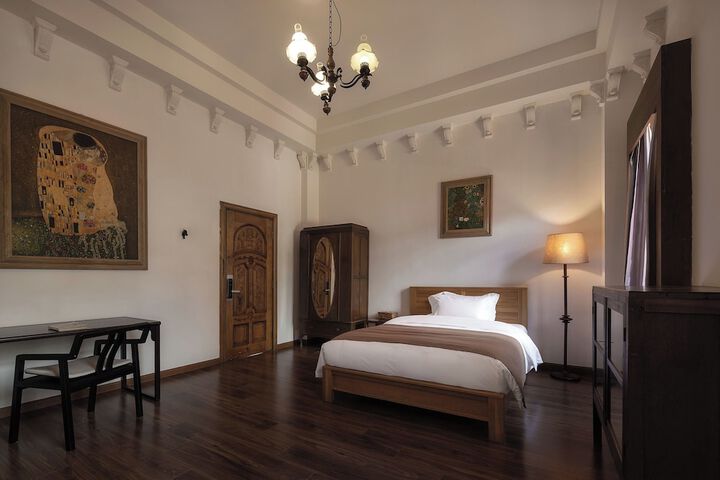 Room 17 of 85