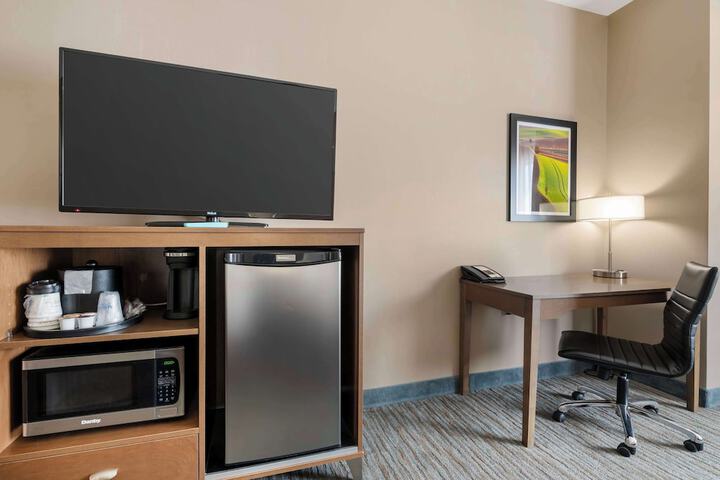 2 Queen Beds Microwave and Refrigerator WiFi Full Breakfast (2 of 21)