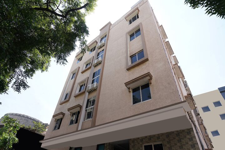 OYO 22736 Anuguna Tulasi Grand