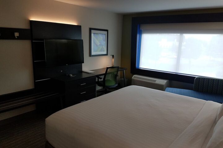 Standard King Bed Accessible (1 of 5)