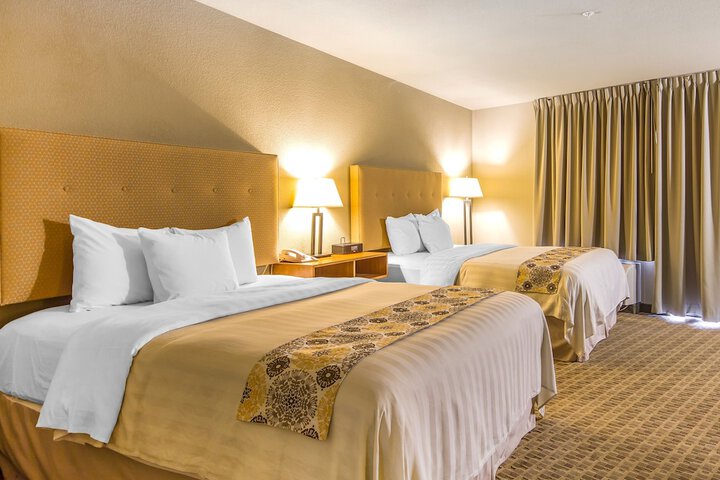 2 Queen Beds (7 of 8)