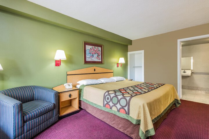 1 King Bed (6 of 8)