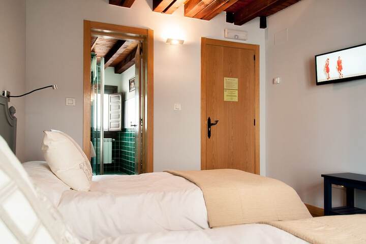 Room 12 of 80