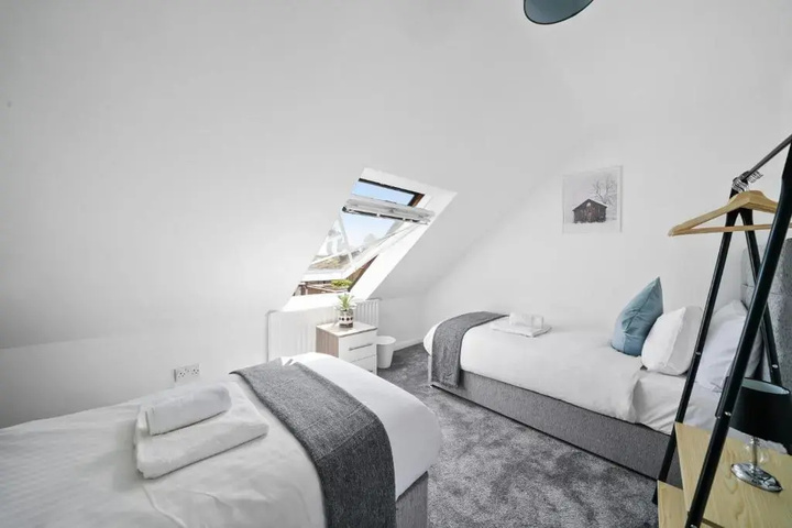 Room 6 of 13
