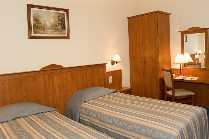 Room 4 of 42