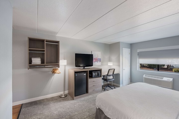 1 King Bed High Speed Internet Accessible Microwave and Refrigerator Chair with Ottoman Desk Full Breakfast (3 of 31)