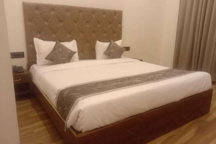 Room 2 of 6