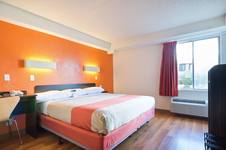 1 King Bed (10 of 17)