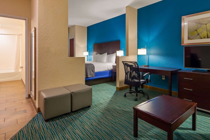 1 King Bed High Speed Internet Accessible Microwave and Refrigerator Flat Screen Television Full Breakfast (6 of 7)