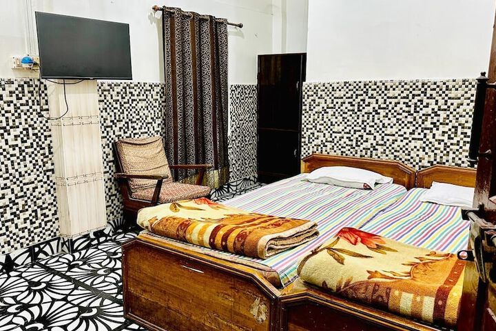 Room 4 of 8