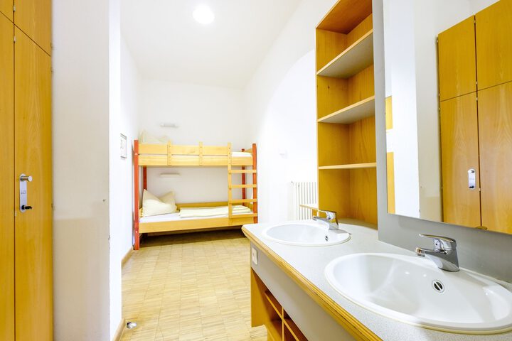 Room 9 of 37