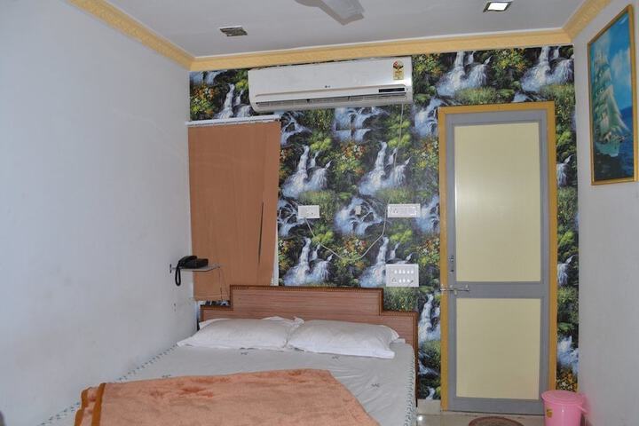 Room 9 of 15