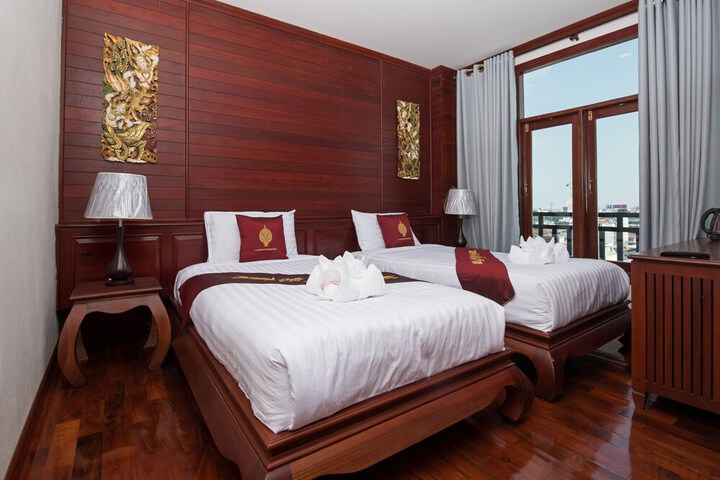 Room 8 of 12