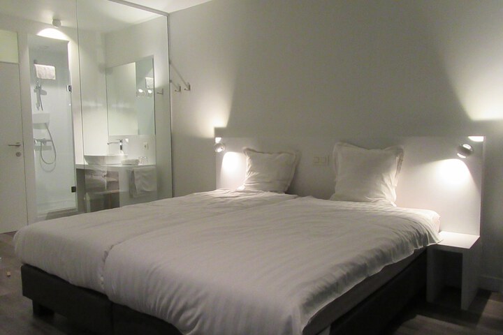 Room 6 of 18