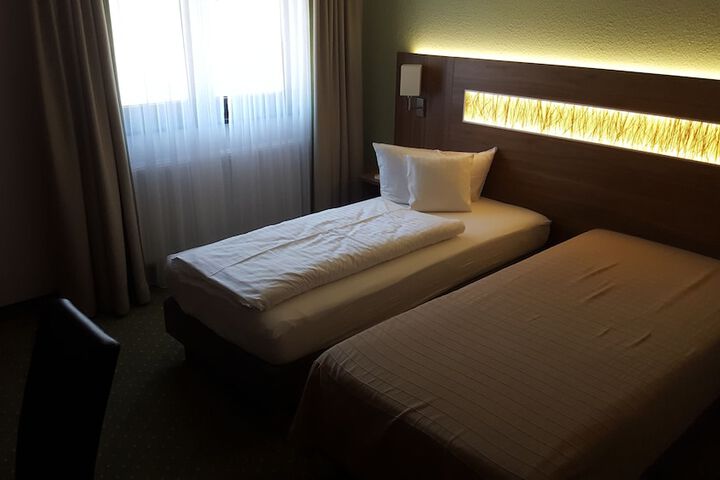 Room 7 of 27