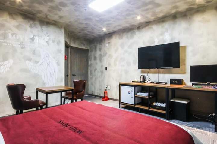 Room 4 of 42