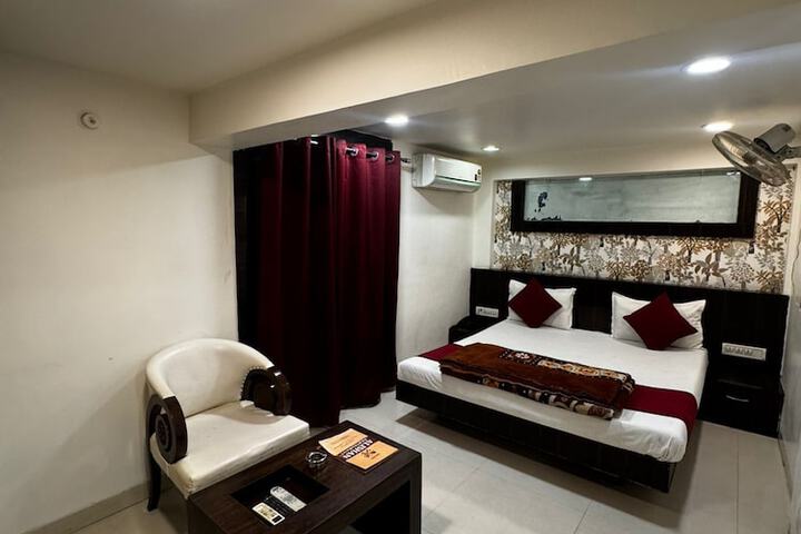 Room 2 of 8