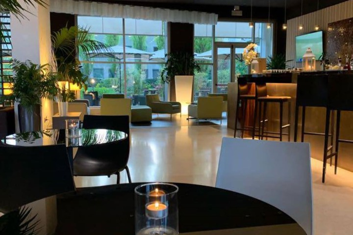 Lounge 63 of 75