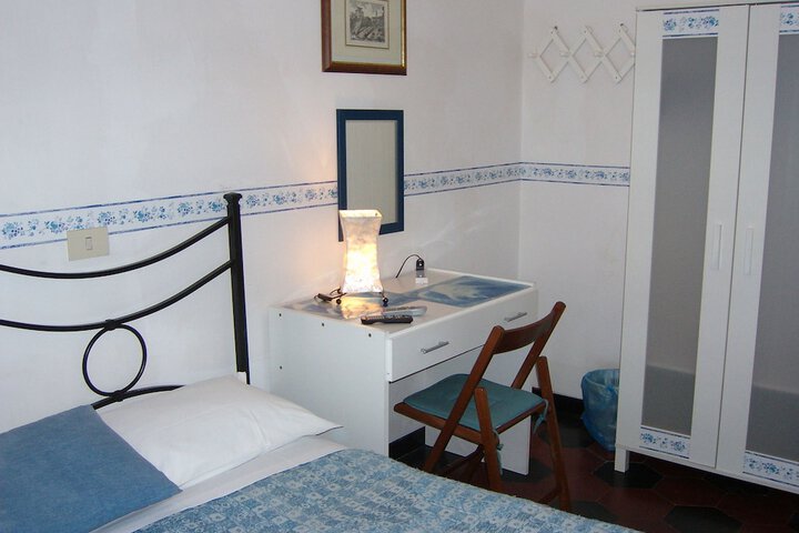 Room 6 of 18