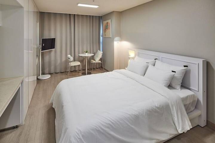 Room 3 of 90