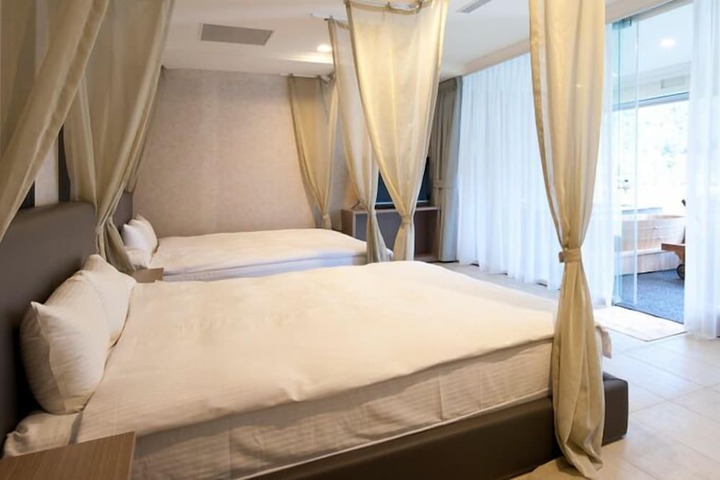 Room 10 of 67