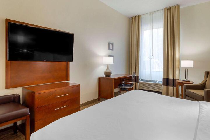 1 King Bed (2 of 8)