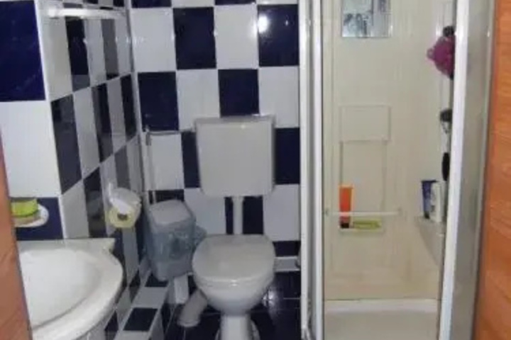 Room 8 of 12