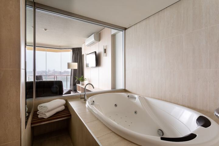 Jetted tub