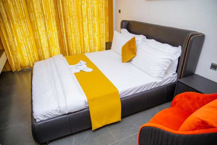 Room 10 of 37
