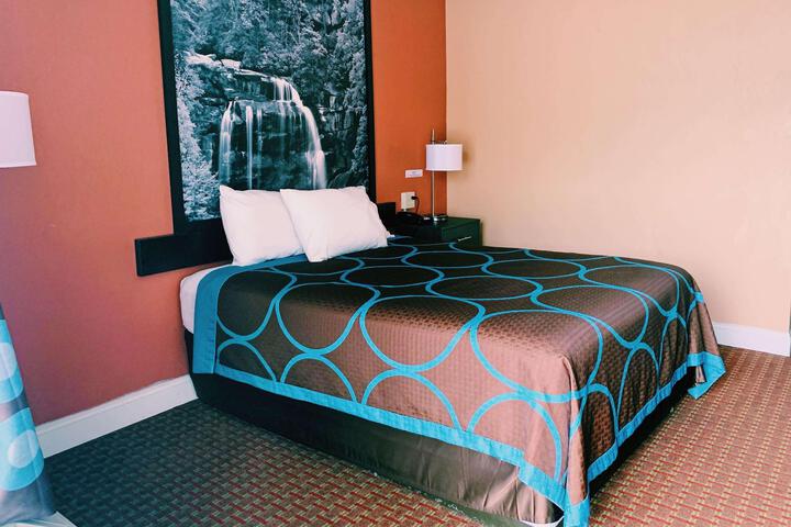 1 Queen Bed (7 of 12)