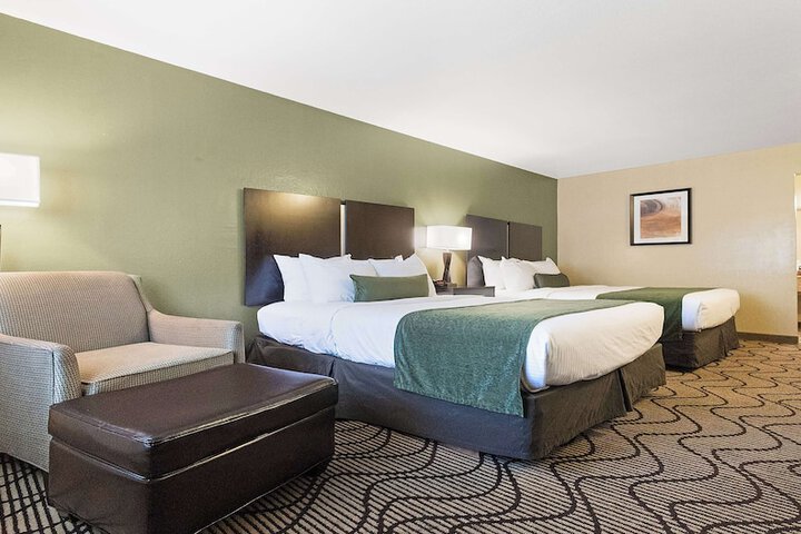 1 Queen Bed Deluxe Room High Speed Internet Accessible Sitting Area Desk Microwave (3 of 17)