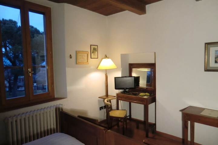 Room 8 of 98
