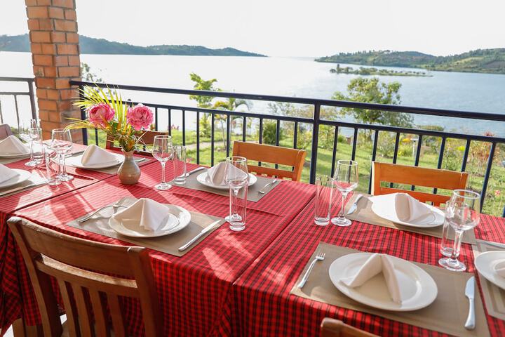 Dining 16 of 17