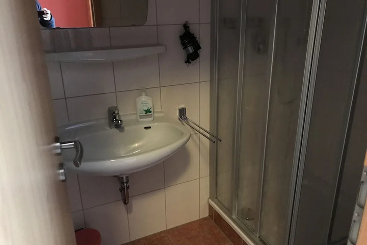 Room 5 of 9