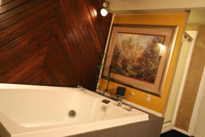 Hot Tub 9 of 38