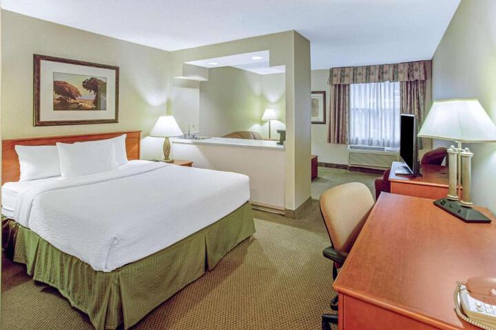 1 Queen Bed (2 of 4)