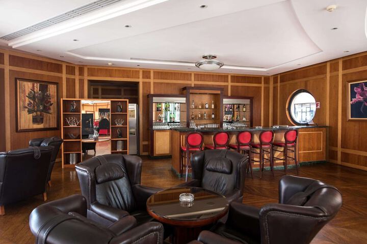 Lounge 74 of 89