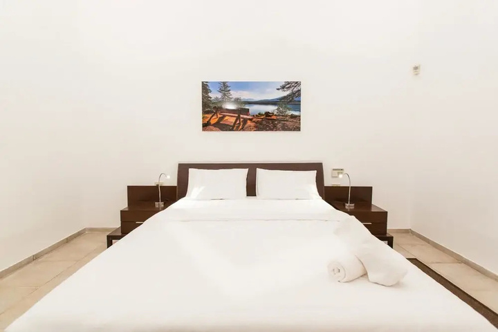 Room 4 of 9