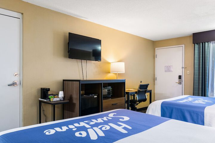 1 King Bed Business Room (4 of 6)