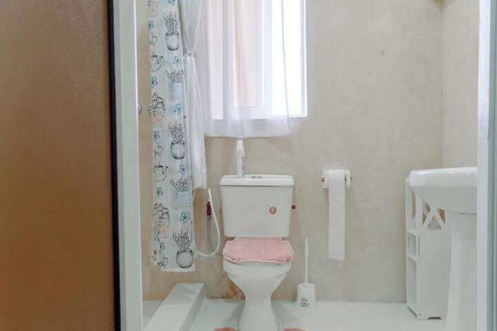 Room 5 of 8
