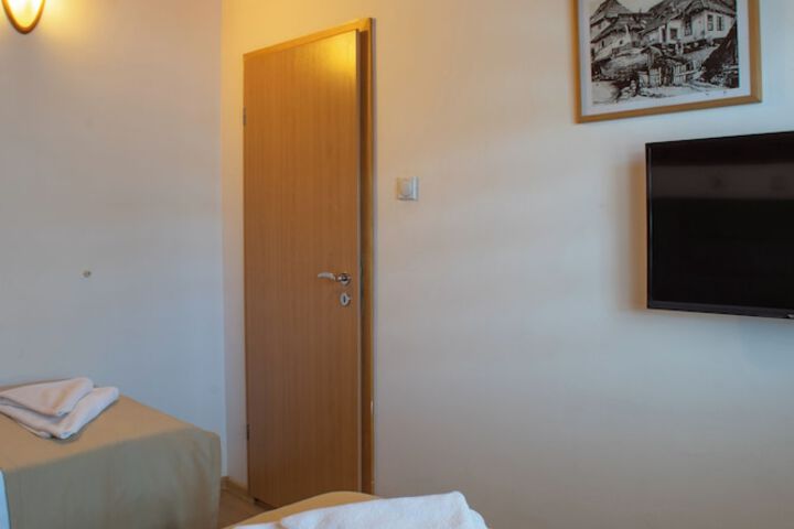 Room 9 of 13