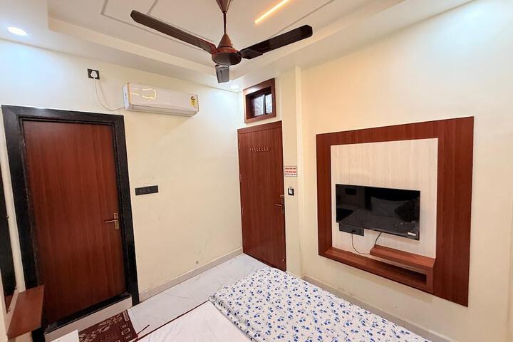 Room 6 of 10