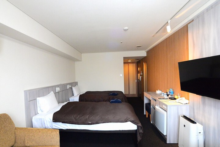 Room 17 of 28