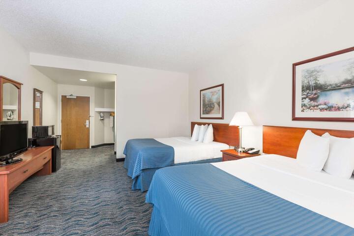 2 Queen Beds (8 of 8)