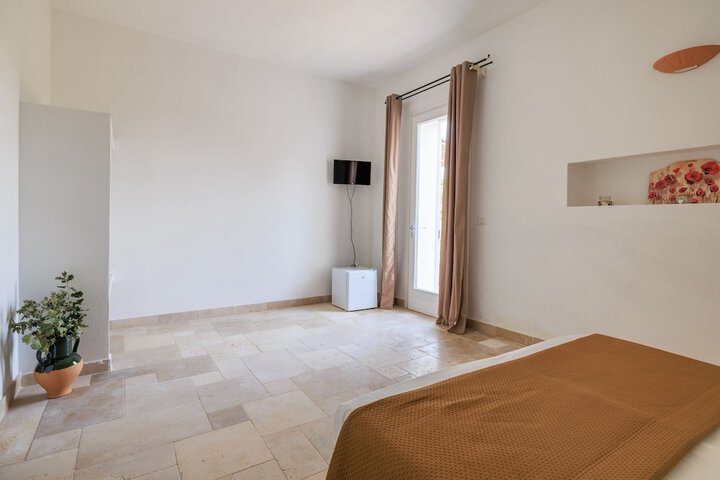 Room 12 of 80
